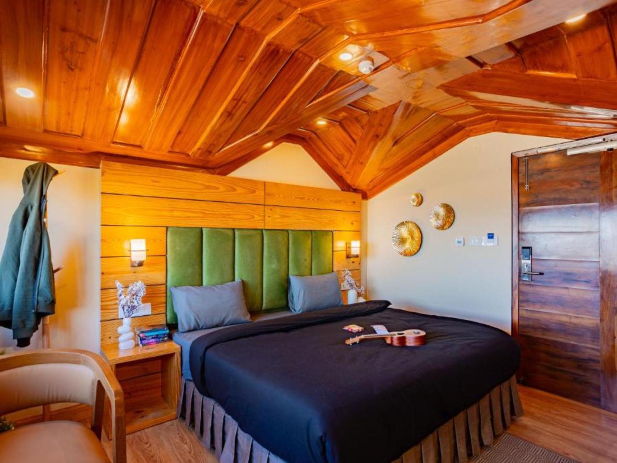 The Hosteller Shimla, Valley View Room photo